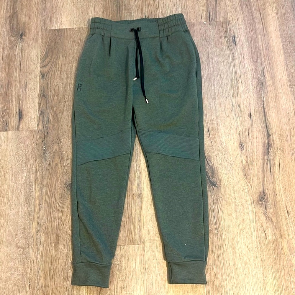 On cloud ON running women’s small sweatpants. Beautiful. Green